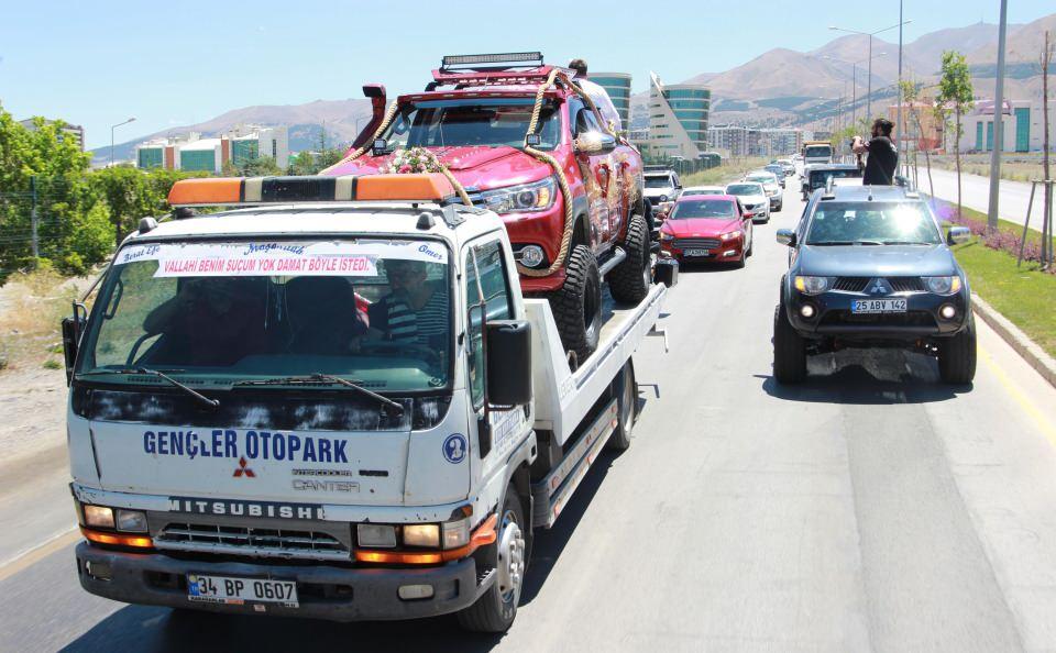 <p>Eşimin çok sevdiği off-road aracı çekicinin üzerindeydi. İkimiz de yakınlarımızın yardımıyla aracın açık olan bagaj bölümüne konulan sandalyeye oturduk. Herkesin ilgi odağı olduk. Gelin aracımız çok çekiciydi" diye konuştu.</p>
<p> </p>