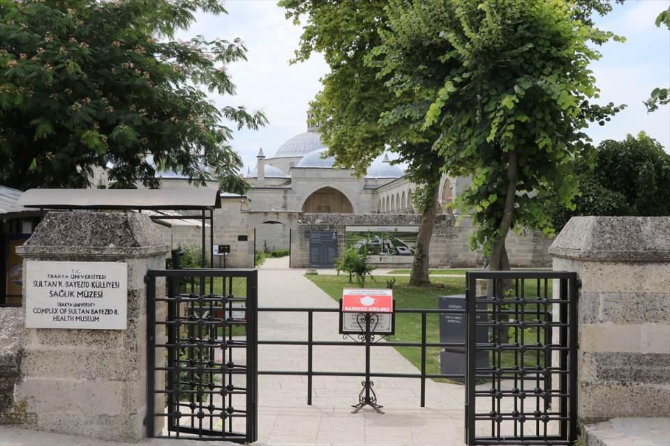 <p>İstanbul Lütfi Kırdar Kongre Merkezi'nde düzenlenen Heritage İstanbul Fuarı'nda gerçekleştirilen "Sıra Dışı Müzeler" panelinin ardından, Uluslararası Üniversite Müzeler Birliği Platformu Başkanı Prof. Dr. Fethiye Erbay ve Prof. Dr. Mutlu Erbay tarafından, "Yılın Müzeleri Ödülleri" sahiplerine verildi.</p>

<p> </p>
