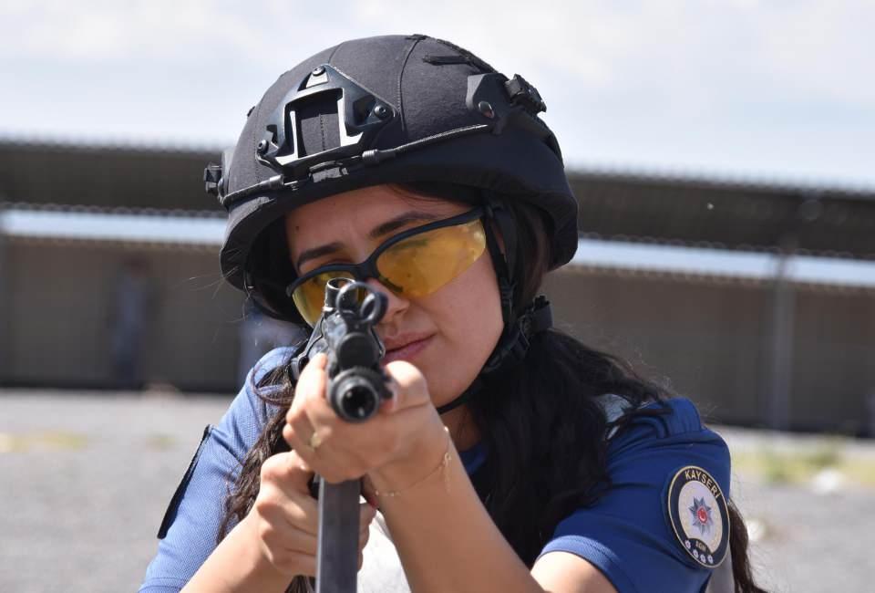 <p>Atış eğitim faaliyetlerini başarı ile sürdüren Komiser Yardımcısı Büşra Deniz, "1,5 yıldır Talas İlçe Emniyet Müdürlüğü Aile İçi Kadına Karşı Şiddetle Mücadele Şubesinde Büro Amiri olarak görev yapıyorum. </p>