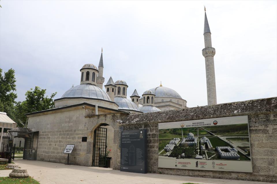 <p>Trakya Üniversitesinden alınan bilgiye göre, 2014 yılından bu yana her yıl platform üyelerinin oylarıyla belirlenen "Yılın Müzeleri Ödülü"ne bu yıl II. Bayezid Külliyesi Sağlık Müzesi de layık görüldü.</p>

<p> </p>

