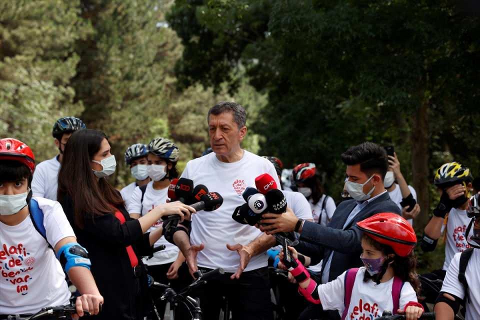 <p>8 milyona yakın öğrencimiz katılıyor ve gün gün de artıyor. Diğer taraftan 300 bin civarında öğretmenimizin başvurusunu da aldık ki daha da artıyor." diye konuştu.</p>
<p> </p>