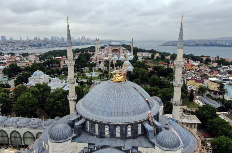 <p>Sultan 1. Ahmet tarafından 1616 yılında Mimar Sinan'ın öğrencesi Sedefkar Mehmet Ağa'ya Ayasofya'nın karşısına yaptırılan Sultanahmet Camii restorasyon çalışmaları devam ediyor.</p>

