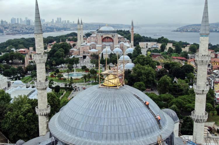 <p>Osmanlı mimarisinin en heybetli camilerinden olan, 400 yıllık Sultanahmet Camii, 3 yıl önce tarihinin en kapsamlı restorasyon çalışmasına başlatılmıştı.</p>