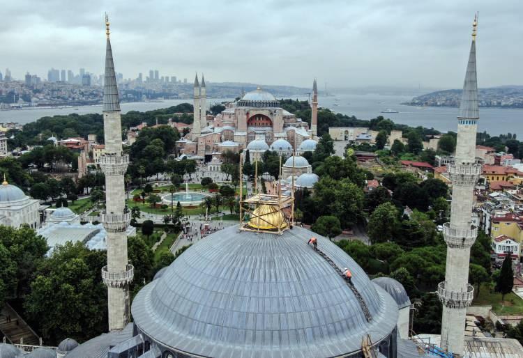 <p>Tarihi Yarımada üzerinde tüm heybetiyle duran Osmanlı mimarisinin ilk ve tek 6 minareli Sultanahmet Camisi'nin restorasyon çalışmalarında ibadetin ve turistik ziyaretler aksatılmıyor.</p>
