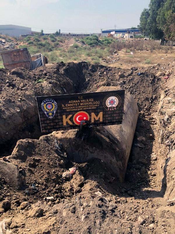 <p>Dedektörle tespit edilen alanda, iş makineleriyle yapılan kazıda çıkarılan yakıt tanklarında 6 bin 470 litre gümrük kaçağı akaryakıt ele geçirildi. </p>