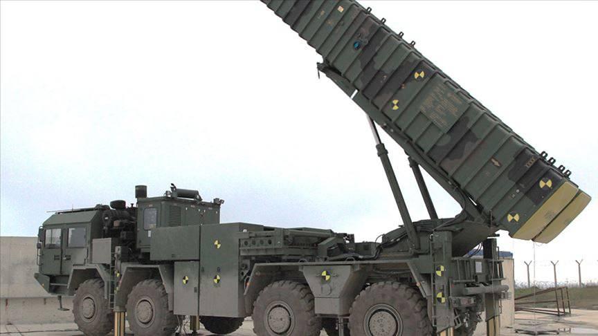 <p>Belarus üretimi VOLAT marka bir 8×8 araç üzerine teçhiz edilen fırlatma aracı, azami iki adede kadar BORA Balistik Füzesi ateşleyebilmektedir. 280+ kilometre menzile sahip BORA Füzeleri, yalıtımlı pod içerisinde bulunmaktadır.</p>
<p> </p>