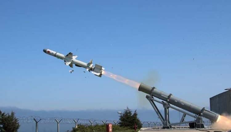 <p>Şahsen bu karadan karaya ATMACA’nın, şu anda ATMACA Füzesi’nde bulunan Aktif Radar Arayıcı Başlık yerine Görüntüleyici Kızılötesi (IIR) Arayıcı Başlık’a -veya her ikisi- sahip olacağını değerlendiriyorum. Radar arayıcı başlıkların kara coğrafyasında çektiği zorluklar, bu değerlendirmemi destekleyecek nitelikte. Ancak ATMACA gibi 220+ kilometrelik bir füzedeki IIR başlık, her ne kadar soğutmalı yani MWIR olsa da atmosferik şartların dayattığı ısınma probleminden etkilenecektir. Elbette Roketsan ve ASELSAN mühendisleri, bunu çoktan düşünmüşlerdir…</p>
<p> </p>