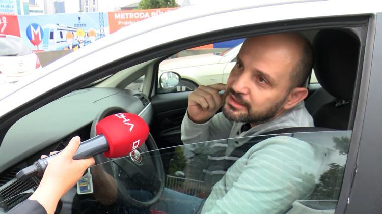 <p>Bir diğer sürücü Hakan Kanatlar ise "Arada sırada buraya gelip, gidiyorum ben, geldiğim kadarıyla trafik oluyor, buradan arkaya doğru trafik sarkıyor. Saat 11 ile 4 arası yani öğleden önce ve sonra trafikte aksaklık oluyor" şeklinde konuştu. </p>
