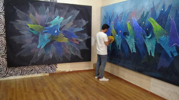 <p>Olmayan ya da o zorluğu, m&uuml;cadeleyi ve esareti anlatabilecek bir şey lazımdı bana. O arada arayış i&ccedil;erisindeyken dışarı &ccedil;ıktım. At&ouml;lyenin dışarısında otururken yırtık bir voleybol filesiyle karşılaştım. O anda bir şeyler oldu. Voleybol filesini yırttım ve at&ouml;lyeye gittim. Daha sonra anatomik inceleme sonucunda b&ouml;yle bir tarz ortaya &ccedil;ıkmış oldu. İlk başlarda somut ve soyutu bir arada biraz daha realist ve s&uuml;rrealist etkilerini bir arada kullanıyordum&rdquo; ifadelerini kullandı.</p>
