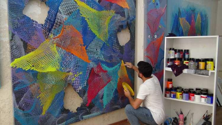 <p>İlk serilerde kaos, kadına şiddet, filozof, doğaya ve hayvana verilen zararları anlattığını vurgulayan İrgin, &ldquo;Daha sonrasında daha soyut etkilerin g&ouml;r&uuml;ld&uuml;ğ&uuml; seriler &ccedil;alıştım.</p>
