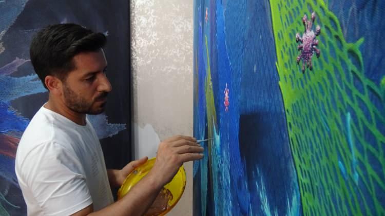 <p>Daha soyut kavramları kullanarak. Pandemi s&uuml;recinde yan tarafta pandemiyi anlatırken nasıl bu olayı g&ouml;rd&uuml;ğ&uuml;m&uuml; resme aktardım. Sonucunda b&ouml;yle bir &ccedil;alışma ortaya &ccedil;ıktı. Sanatseverler tarafından 'Sana Rağmen Bahar Gelecek, Ritmik Yanışıma, Pandemi, Nirvana' serileri &ccedil;ok tutuldu&rdquo; diye konuştu.</p>
