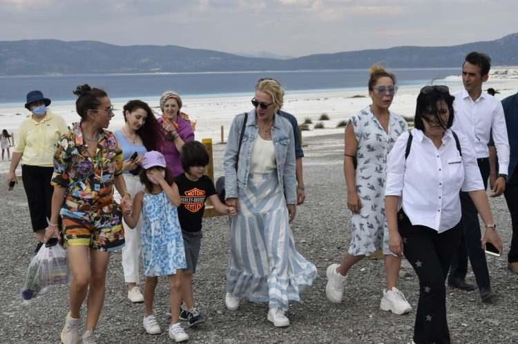 <p>Ersoy ve beraberindekiler, Salda Gölü'nün ardından Gölhisar ilçesindeki Kibyra Antik Kenti'ni ziyaret etti. Ezgü, buradaki antik müzik evi olan "Odeon" yapısında "Anadolu'dan geldik" parçasını seslendirdi.</p>