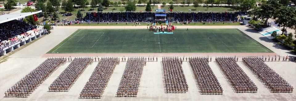 <p>Türkiye bugün kendi insansız hava aracı, tüfeği, tankı, kendi savunma sanayi üretimiyle modern, entegre sınır güvenlik sistemleri ile tüm tehditlere karşı başarı ile mücadelesini sürdürmektedir. Jandarmamızın hem personel hem de teknik imkan ve kapasitesi sürekli yükselmektedir. </p>
