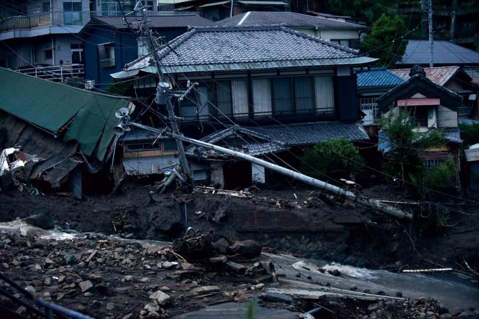 <p>Japonya'nın Atami şehrinde şiddetli yağmur sonrasında meydana gelen heyelan ve taşkında 3 kişi hayatını kaybetti, 100 kişi kayboldu. Polis ve Öz Savunma Kuvvetleri (SDF) personeli olay yerinde arama kurtarma çalışmalarına devam ediyor.</p>

<p> </p>
