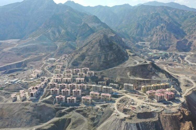 <p>Çoruh Nehri üzerinde 275 metre gövde yüksekliği ile Türkiye’nin en yüksek, dünyanın ise 'çift eğrilikli ince kemer baraj tipi' kategorisinde 3’üncü en yüksek barajı olacak Yusufeli Barajı’nda yıl sonunda su tutulmaya başlanacak ve elektrik üretimine geçilecek.</p>