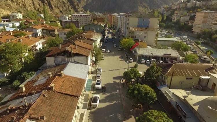 <p>150 HEKTARLIK ALANDA İLÇE YENİDEN KURULDU</p>
<p>150 yıllık tarihinde 6 kez yerleşim yeri değiştirilen ve 7'nci kez taşınmaya hazırlanan Yusufeli, Yansıtıcılar mevkisinde 150 hektarlık alanda 3 bölgede yeniden inşa edildi.</p>