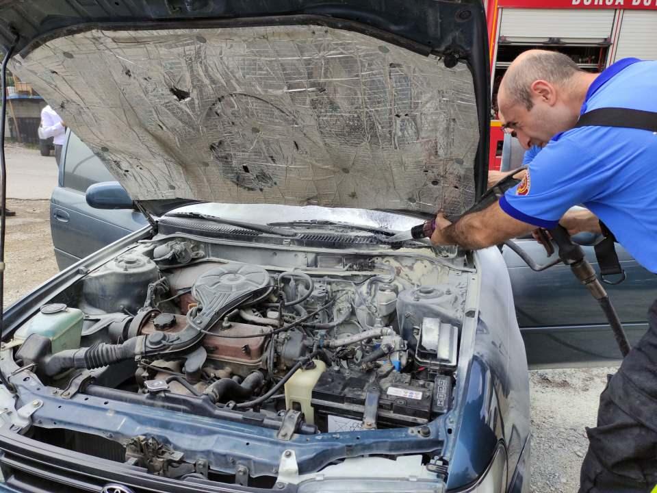 <p>Arkadaşımın haber vermesi üzerine işlemi durdurup aracın başına geldik. Aracı 10 dakika önce alsam yolda giderken belki de bende alev alacaktı" dedi.</p>