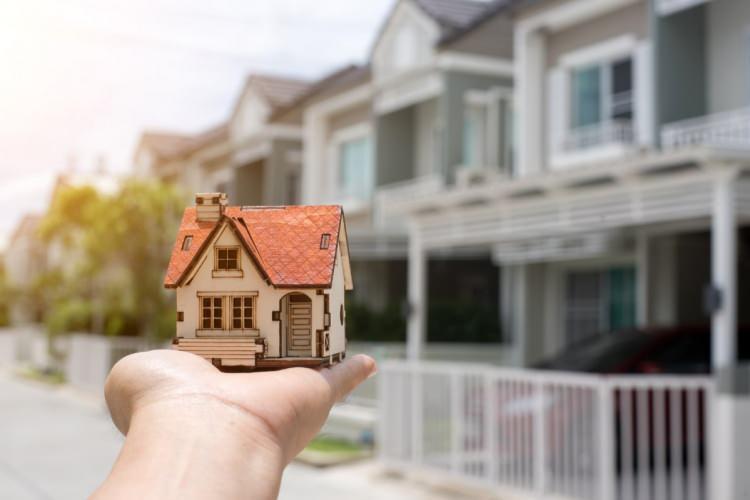 <p>Birden fazla konut hesabı açılamadığı gibi, konut hesabı bankalar arasında taşınamamaktadır.<br />
<br />
Konut Hesabı döviz cinsinden değil, yalnızca Türk lirası cinsinden açılabilmektedir.<br />
<br />
Yurtdışında konutu bulunan Türk vatandaşlarına, yurtiçinde alacakları konut ilk ve tek konut olsa dahi yönetmelik gereği devlet katkısı yapılmamaktadır.</p>