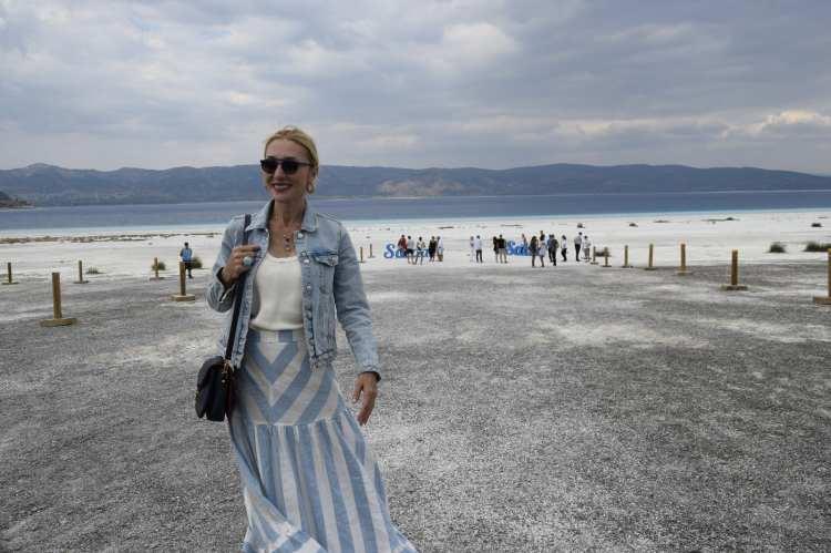 <p>Kültür ve Turizm Bakanı Mehmet Nuri Ersoy'un eşi Pervin Ersoy ile bazı sanatçı ve oyuncular, Burdur'un Yeşilova ilçesindeki Salda Gölü'nü ziyaret etti.</p>
