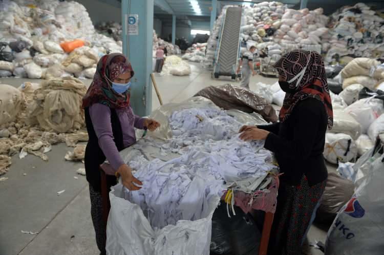 <p>"Kentteki tesislerimizde yıllık 510 bin ton tekstil atığını tekrar ekonomiye kazandırıyoruz. Uşak olarak geri dönüşümden elde ettiğimiz iplikler sayesinde ekonomiye ciddi katkı sağlıyoruz. Kentimizde geri dönüşümle alakalı çok etkili tesislerimiz var. Tekstil atıklarının yanı sıra Türkiye'de pet atıklarının da yüzde 35'i Uşak'ta işleniyor. Kentte sanayi tesisleri, sivil toplum ve yerel yönetim iş birliğiyle geri dönüşümle ilgili yoğun çalışmalar yürütüyoruz."</p>