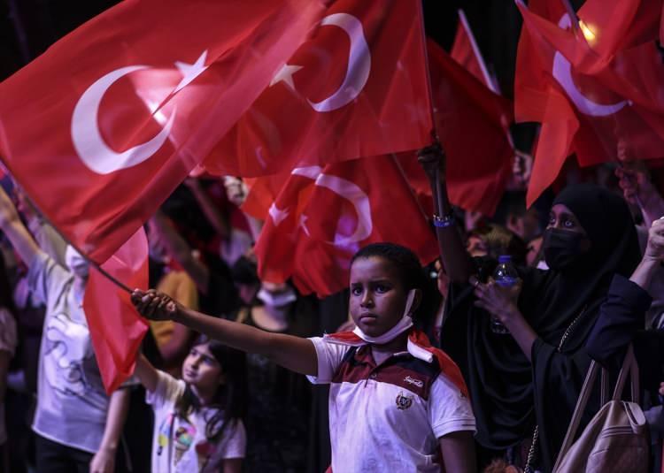 <p>15 Temmuz hain darbe girişiminin beşinci yıl dönümünde, 84 milyon vatandaş, aynı irade ve şahlanışla yine meydanlara aktı. Türkiye'nin 81 ilinde düzenlenen anma törenlerine bayrağını alan herkes katıldı. </p>
