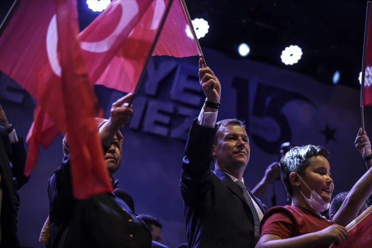 <p>15 Temmuz Kızılay Milli İrade Meydanı, FETÖ'nün darbe girişimi sırasında vatandaşların darbecilere karşı durduğu meydanlardan biri olmuştu. Darbe teşebbüsünün bastırılmasının ardından da Kızılay'da vatandaşlarca demokrasi nöbeti tutulmuştu.</p>

<p> </p>
