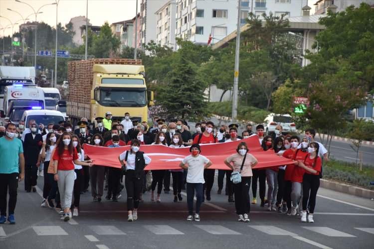 <p><strong>BURSA</strong></p>

<p>Bursa’da, 15 Temmuz Demokrasi ve Milli Birlik Günü nedeniyle düzenlenen anma gecesinde şehitler için dua edildi. Törende konuşan Bursa Valisi Yakup Canbolat, "O gece FETÖ tarafından gerçekleştirilen hain girişimi hamd olsun ki Allah'ın yardımı, Cumhurbaşkanımızın cesareti ve önderliğinde harekete geçen yüce milletimiz tankın, uçağın, helikopterin ve tüfeğin karşısına sadece imanı, inancı, yüreği ve cesaretiyle dikilmiş, o karanlık gecenin sabahını aydınlığa çevirmişlerdir” dedi.</p>
