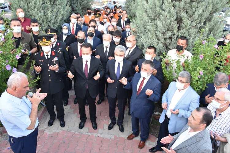 <p><strong>'TÜRKİYE ARTIK 15 TEMMUZ ÖNCESİNDEN DAHA DA GÜÇLÜDÜR'</strong></p>

<p>Bursa Büyükşehir Belediye Başkanı Alinur Aktaş, "Şehitlerimiz ve gazilerimiz 15 Temmuz gecesi kararlı ve dik duruşlarıyla bir destan yazmışlardır. Şehitlerimiz gönlümüzdeki yerleri daima muhafaza edecekler. Bugün ortaya çıkan bir gerçek var. Cumhurbaşkanımızın da dediği gibi. Türkiye artık 15 Temmuz öncesinden daha da güçlüdür. İstiklalimiz ve istikbalimiz güvence altındadır. Sayın Cumhurbaşkanımızın da ifade ettiği gibi. Devletimiz, milletimiz ile el ele vererek kanser hücresi gibi yayılan bu hainleri temizlemiştir. Artık bizim tek bir hedefimiz var. Bizden sonraki nesillere daha güçlü ve huzurlu bir Türkiye bırakmak” diye konuştu.</p>
