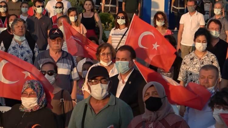 <p>Çanakkale İskele Meydanı’nda sosyal mesafe kurallarına uyularak saat 20.00’da başlayan etkinlikler Kur’an-ı Kerim tilaveti ve dualarla başladı. Mehterhan takımının hem söyleyip hem de çaldığı marşlar, alanı dolduran vatandaşları coşturdu. Ellerindeki Türk bayrakları ile tek yürek olan vatandaşlar, Cumhurbaşkanı Recep Tayyip Erdoğan’ın yaptığı konuşmayı pür dikkat takip etti.</p>
