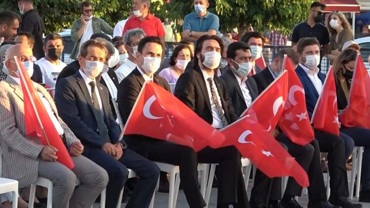 <p>Çanakkale Valisi İlhami Aktaş ise, "5 yıl önce bu saatlerde çocukluğumuzdan, bebekliğimizden beri kutsallığına hiç laf söyletmediğimiz, 100 yıllardır varlığından gurur duyduğumuz ordumuzun içerisine sızmış olan bir grup terörist, aklını kıraya vermiş ne yaptığını bilmez olan bir grup vatan haininin bir çabasıyla Türkiye karanlık bir devire sokulmaya çalışmıştır. ’Çanakkale Geçilmez Destanı’nı tüm dünya bilmektedir. Bu çetenin mensupları, aklını kiraya vermiş bu insanlar bizi bir karanlığa sürüklemek istediler. Fakat hesaba katmadıkları bu millet iradesi, liderimiz, Cumhurbaşkanımız Sayın Recep Tayyip Erdoğan’ın iradesiyle birleşince nasıl Çanakkale geçilmez olduysa, Türkiye’de geçilemez oldu” dedi.</p>

<p>Vali Aktaş’ın konuşmasının ardından şiirlerin okunması ve 15 Temmuz belgesel gösterimi ile etkinlik son buldu.</p>
