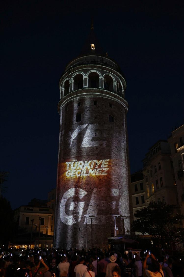 <p>Bölgede bulunan vatandaşlar ve turistler de ışıklı mapping gösterisini ilgiyle izledi.</p>

<p> </p>
