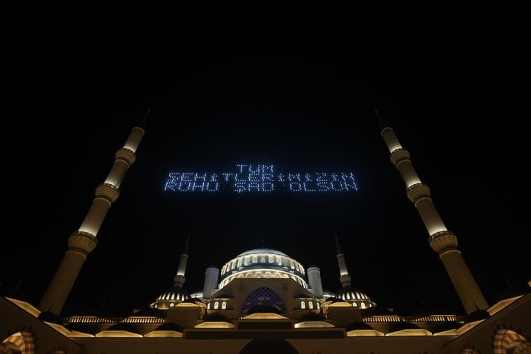 <p>15 Temmuz Demokrasi ve Milli Birlik G&uuml;n&uuml; dolayısıyla, B&uuml;y&uuml;k &Ccedil;amlıca Camisi'ne "T&uuml;m Şehitlerimiz Ruhu Şad Olsun" yazılı mahya yansıtıldı.</p>

<p>&nbsp;</p>
