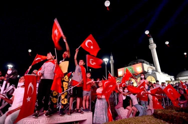 <p><strong>KONYA</strong></p>

<p>Konya'da, 15 Temmuz Demokrasi ve Milli Birlik G&uuml;n&uuml; dolayısıyla Mevlana Meydanı'nda program d&uuml;zenlendi. Bayraklarla alanı dolduranlar, programa coşkuyla eşlik etti.</p>

<p>&nbsp;</p>
