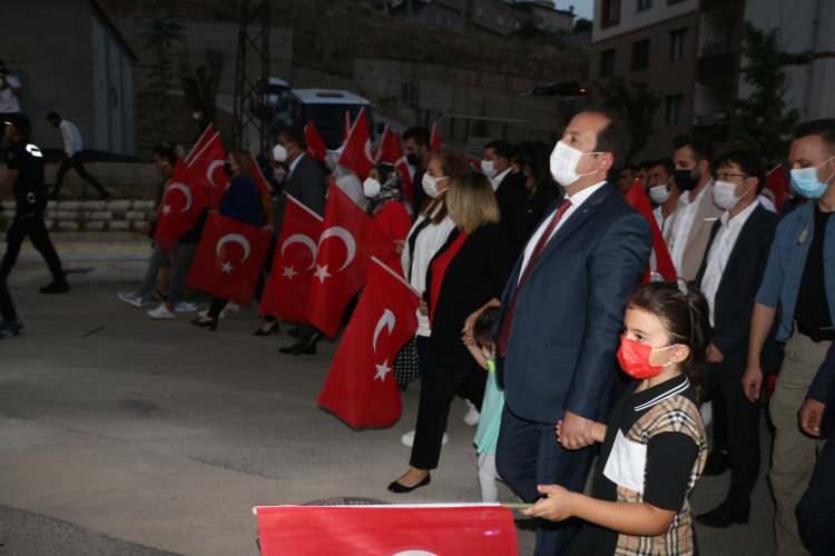 <p><strong>ŞIRNAK</strong></p>

<p>Şırnak Valiliği'nce d&uuml;zenlenen 15 Temmuz Demokrasi ve Milli Birlik G&uuml;n&uuml; etkinlikleri kapsamında &ccedil;ok sayıda kişi meydanda bir araya gelerek, demokrasi n&ouml;betine katıldı.</p>

<p>&nbsp;</p>
