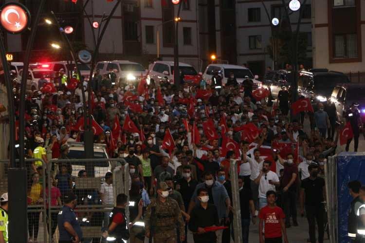<p>15 Temmuz Demokrasi ve Milli Birlik G&uuml;n&uuml; dolayısıyla Şırnak'ta Vali Ali Hamza Pehlivan, Belediye Başkanı Mehmet Yarka, Jandarma B&ouml;lge Komutanı Tuğgeneral Ali İhsan Ersoy, &Ccedil;akırs&ouml;ğ&uuml;t Tugay Komutanı Tuğgeneral Tekin Aktemur, İl Emniyet M&uuml;d&uuml;r&uuml; Celal Dalaman, siyasi parti temsilcileri ve &ccedil;ok sayıda vatandaşın katılımıyla &ccedil;eşitli programlar d&uuml;zenlendi. Akşam saatlerinde bir araya gelen y&uuml;zlerce kişi &Ouml;mer Kabak Meydanı&rsquo;ndan Cumhuriyet Meydanı&rsquo;na kadar y&uuml;r&uuml;y&uuml;ş ger&ccedil;ekleştirdi. Y&uuml;r&uuml;y&uuml;ş sırasında sık sık &lsquo;kahrolsun FET&Ouml;&rsquo;, &lsquo;Kahrolsun PKK&rsquo;, &lsquo;Şehitler &ouml;lmez vatan b&ouml;l&uuml;nmez&rsquo; sloganları atıldı. Meydanda, Cumhurbaşkanı Recep Tayyip Erdoğan'ın ulusa seslenişini dinleyen Şırnaklılar, FET&Ouml;'n&uuml;n hain darbe girişimine, başlattıkları demokrasi n&ouml;betiyle tepki g&ouml;sterdi.</p>

