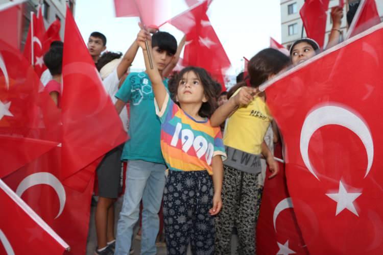 <p>Programda konuşan Vali Ali Hamza Pehlivan, T&uuml;rkiye ge&ccedil;ilmez mesajı verdi. Vali Pehlivan, "Biz dualı bir milletiz. Gazi bir milletiz. Vatanımız i&ccedil;in, bayrağımız ve milletimiz i&ccedil;in, ezanımız i&ccedil;in ve bu uğurda buna g&ouml;z dikenlere karşı verilen m&uuml;cadeleler i&ccedil;in s&ouml;z vermişiz. Gen&ccedil;lerimizle, erkeklerimizle, kadınlarımızla o gece tek yumruk olarak m&uuml;cadele eden bu milletin asil evlatları T&uuml;rkiye ge&ccedil;ilmez demiş. Bu millet asla yenilmez demiş. Tıpkı &Ccedil;anakkale ge&ccedil;ilmez dediği gibi. Bug&uuml;n hep birlikte buradayız. Bug&uuml;n&uuml;m&uuml;ze ş&uuml;k&uuml;rler olsun. Bu sıkıntıları yaşadık. Bu sıkıntıları bir daha yaşamamak i&ccedil;in demokrasimize sımsıkı sarılacağız. Milli irademize sımsıkı sarılacağız. Devletimize sımsıkı sarılacağız. Birbirimize sımsıkı sarılacağız. Aramıza hi&ccedil;bir şer odağının girmesine, adı ne olursa olsun. İster FET&Ouml; olsun, ister PKK olsun bunlarla bir yandan m&uuml;cadelemize devam edeceğiz. Bir yandan da bunların tekrar tekerr&uuml;r etmemesi i&ccedil;in birbirimize sımsıkı sarılacağız ve &ccedil;ok &ccedil;alışacağız. Her alanda kendini geliştiren yetiştiren T&uuml;rkiye giderek g&uuml;c&uuml;n&uuml; d&uuml;nyada &ccedil;ok fazla ispat ediyor. Bu nedenledir ki &uuml;zerimize saldıranların sayısı artıyor" dedi.</p>
