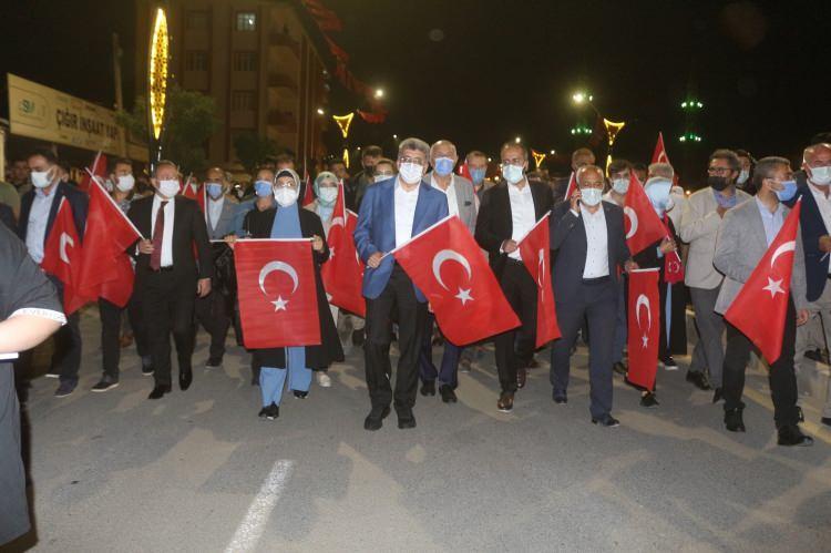 <p><strong>VAN</strong></p>

<p>Van&rsquo;da 15 Temmuz Demokrasi ve Milli Birlik G&uuml;n&uuml; kapsamında meşaleli y&uuml;r&uuml;y&uuml;ş d&uuml;zenlendi.</p>
