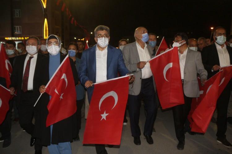 <p>Van Gen&ccedil;lik ve Spor İl M&uuml;d&uuml;rl&uuml;ğ&uuml; &ouml;nc&uuml;l&uuml;ğ&uuml;nde d&uuml;zenlenen meşaleli y&uuml;r&uuml;y&uuml;ş, Hal Kavşağı&rsquo;nda &ccedil;ok sayıda kişinin bir araya gelmesiyle başladı. Van Valisi ve B&uuml;y&uuml;kşehir Belediye Başkan Vekili Mehmet Emin Bilmez&rsquo;in de katıldığı ve kentin en işlek caddelerinden olan Cumhuriyet Caddesi&rsquo;nden devam eden &lsquo;Demokrasi ve Mili Birlik Y&uuml;r&uuml;y&uuml;ş&uuml;&rsquo;, Beşyol Kavşağı&rsquo;nda son buldu.</p>
