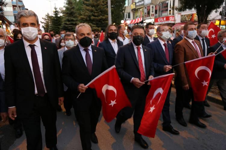 <p><strong>YOZGAT</strong></p>

<p>Yozgat&rsquo;ta hain darbe girişiminin beşinci yıl d&ouml;n&uuml;m&uuml;nde vatandaşlar demokrasi n&ouml;beti i&ccedil;in meydanlara koştu.<br />
&nbsp;</p>
