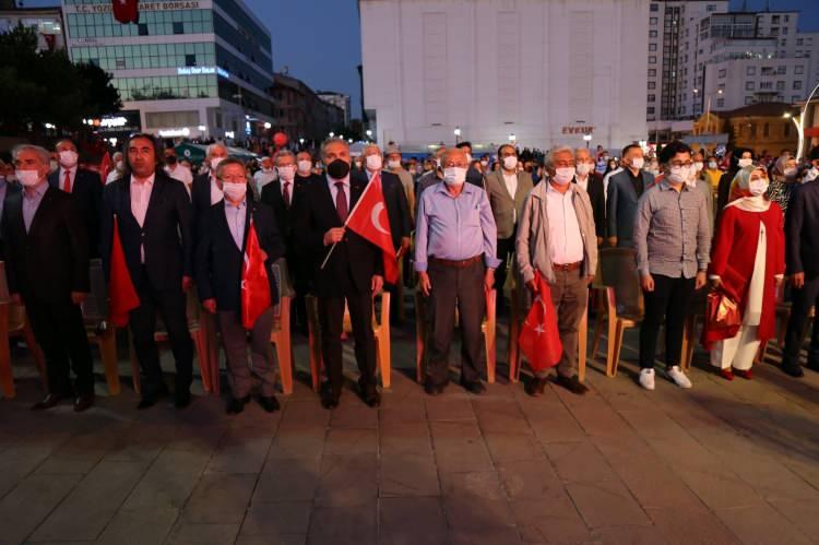 <p>Yozgat&rsquo;ta 15 Temmuz Demokrasi ve Milli Birlik G&uuml;n&uuml; kapsamında Cumhuriyet Meydanı&rsquo;nda etkinlik d&uuml;zenlendi. Y&uuml;zlerce kişi ellerinde T&uuml;rk bayraklarıyla Mehter takımı eşliğinde Cumhuriyet Meydanı&rsquo;nda buluştu.</p>
