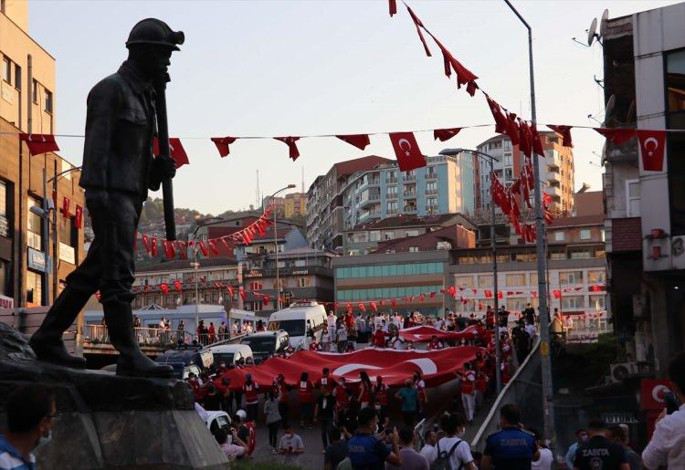 <p><strong>ZONGULDAK</strong></p>

<p>Zonguldak'ta, 15 Temmuz Demokrasi ve Milli Birlik G&uuml;n&uuml; nedeniyle d&uuml;zenlenen y&uuml;r&uuml;y&uuml;ş&uuml;n ardından Madenci Anıtı &ouml;n&uuml;nde demokrasi n&ouml;beti tutuldu.</p>
