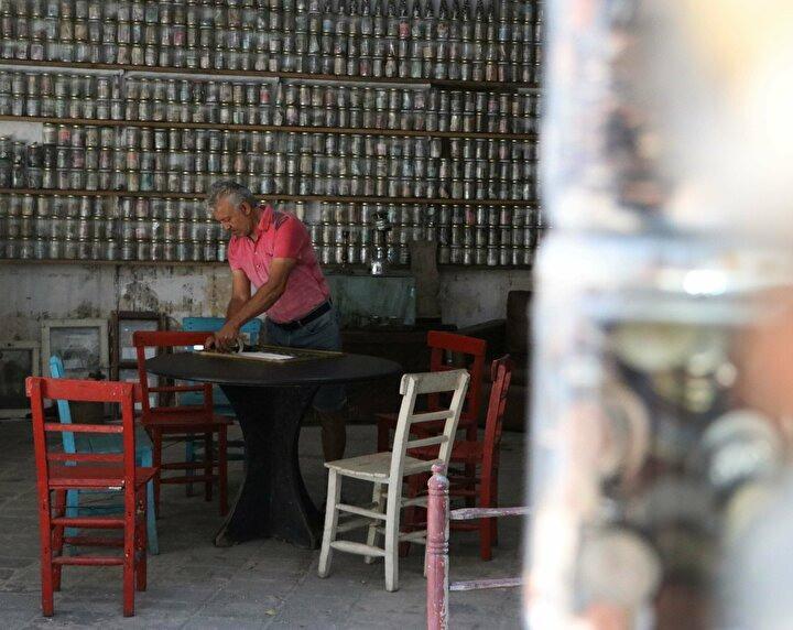 <p>Memleketi Gaziantep'e yerleşen Kaplan, topladığı paraları sergilemeye karar verdi. Karagöz Mahallesi’nde 'Devri Alem Para Müzesi' adını verdiği 18 odalı tarihi evi kiralayan Kaplan, kavanozlara koyduğu paralarını raflarda sergilemeye başladı.</p>