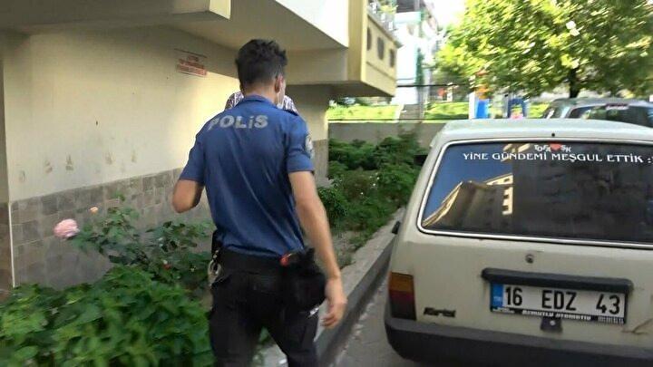 <p>Bursa'da benzeri görülmemiş olay yaşandı. Sabah işe gitmek için arabasının yanına giden Mustafa Peker arabasında başka bir adamın uyuduğunu görünce polise haber verdi. Kısa sürede olay yerine gelen ekipler arabanın başına giderek Uğur K.'yı uyandırdı. Uyanır uyanmaz şaşıran Uğur K. Polisin ''Ne yapıyosun burada'' sorusuna ''Uyumuşum'' cevabını verdi.</p>

<p> </p>
