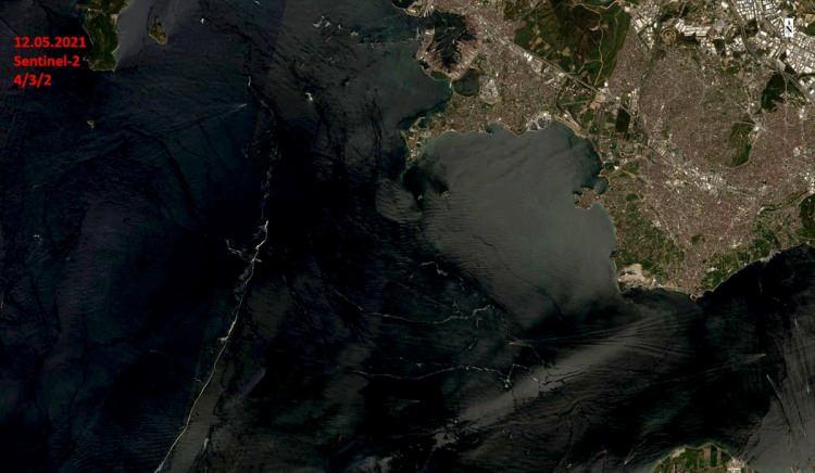 <p>Görüntülerde, Çevre ve Şehircilik Bakanlığının "Marmara Denizi Eylem Planı" kapsamında başlattığı müsilaj temizleme seferberliğinin deniz yüzeyinde başarılı sonuç verdiği belirlendi.</p>