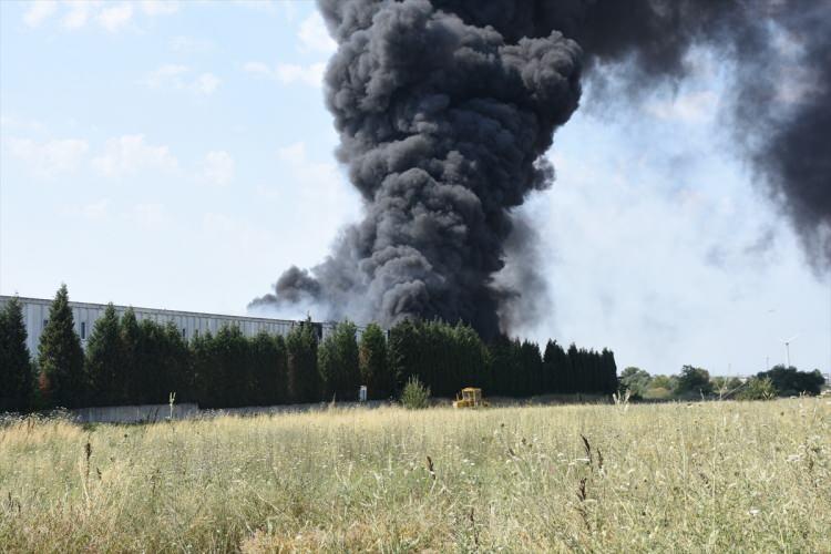 <p>Ergene ilçesinin Velimeşe Organize Sanayi Bölgesi’nde bulunan plastik granül geri dönüşüm fabrikasının depo kısmında henüz belirlenemeyen nedenle yangın başladı.<br />
 </p>
