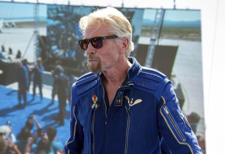 <p>Branson söz konusu ziyareti Twitter hesabından paylaştığı fotoğraf ile gözler önüne serdi. Evin mutfak bölümünde çekilen fotoğrafta Elon Musk çıplak ayakla Branson’a sarılıyor ve poz veriyor. Branson söz konusu paylaşımın altına ‘’Sabaha bir arkadaşla başlamak harika’’ notunu da düşmeyi ihmal etmedi.</p>