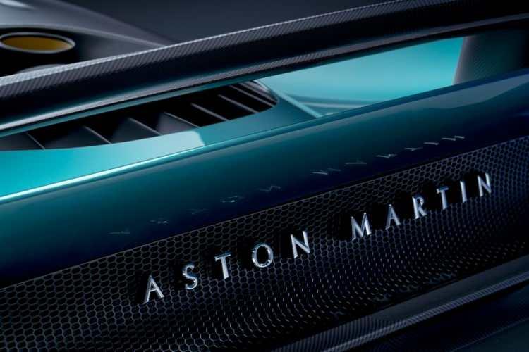 <p>Aston Martin, emisyonları azaltırken üst düzey performans üretmek için<strong> 740 HP</strong>, <strong>AMG </strong>yapımı <strong>4.0 litrelik</strong> V8 ile <strong>201 HP </strong>çift elektrikli motor sistemini birleştiren Valhalla süper otomobilini tanıttı.</p>
