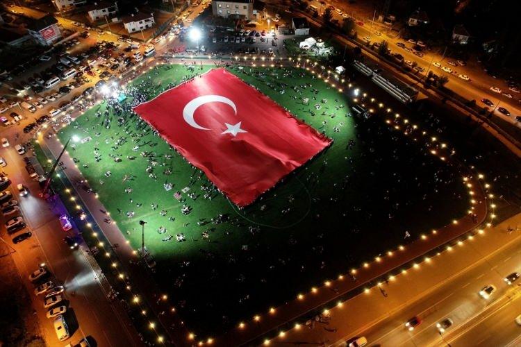<p><strong>TALAS’A TEŞEKKÜR </strong><br />
Törende konuşan Kayseri Valisi Şehmus Günaydın da bir gurur tablosu yaşandığına dikkat çekerek, “Burada dünyanın en büyük Türk Bayrağı açıldı. Başta Talas Belediyesi olmak üzere tüm emeği geçenleri tebrik ediyorum” dedi.</p>