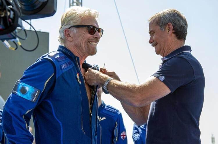 <p>Elon Musk, Jeff Bezos ve Richard Branson gibi isimlerin de aralarında bulunduğu ünlü şirketlerin kurucuları, uzaya olan tutkularıyla biliniyor. Musk, Mars hakkında yaptığı çalışmalarla adından söz ettirirken Bezos uzaya seyahat etmeye hazırlanıyor. Öte yandan Bezos’tan bir hafta önce ekibiyle beraber uzaya gitmeye hazırlanan Richard Branson, en büyük tutkusunun uzay olduğunu söylemişti.</p>