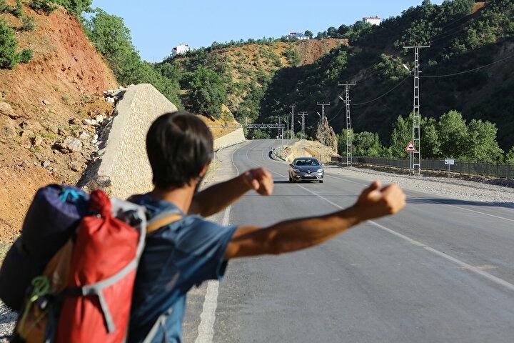 <p>"Hedefim Avrupa"<br />
<br />
Türkiye'nin 81 ilini gezdiğini, sıradaki hedefinin de Avrupa ülkeleri olduğunu söyleyen Kadir Gezmiş, "Ben çok yürüdüm, ıslandım, sıcakta kavruldum ama başardım. Türkiye'nin 81 ilinde en güzel yerlerinde çadırımı kurdum. Yıldızlarla gecenin deminde, ateşimin başında güzel bir şekilde günlüğüme anlam katıyorum. Son durağım Tunceli oldu. Burası insanı ve doğasıyla harika bir yer. Hava sıcak ama yanı başınızda pırıl pırıl ve tertemiz suya sahip Munzur Nehri'ne girip serinliyorum. Ben ülkemizin 81 ilini karış karış gezdim, hedefim Avrupa" dedi.</p>